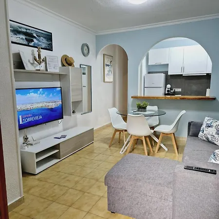 La Casa De Veronica - Serene With Shared Pool, Steps From The Torrevieja