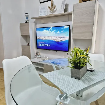 La Casa De Veronica - Serene With Shared Pool, Steps From The Torrevieja